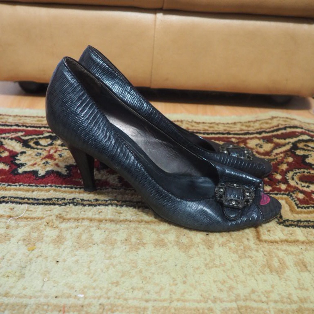 Elegant Black Heels with Embellished Buckle